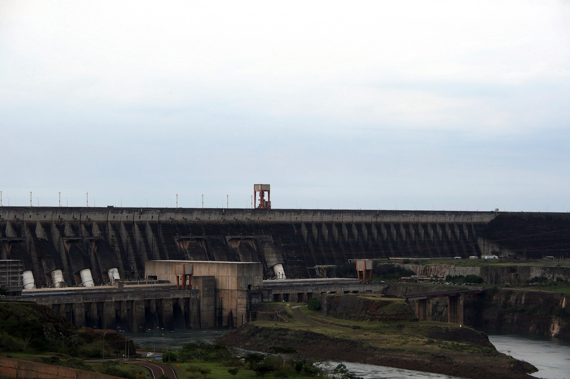 Presa hidroeléctrica binacional con el vertedero y la casa de máquinas a lo largo del cauce